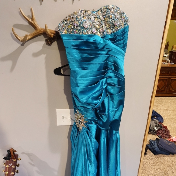 Prom dress - Picture 2 of 6